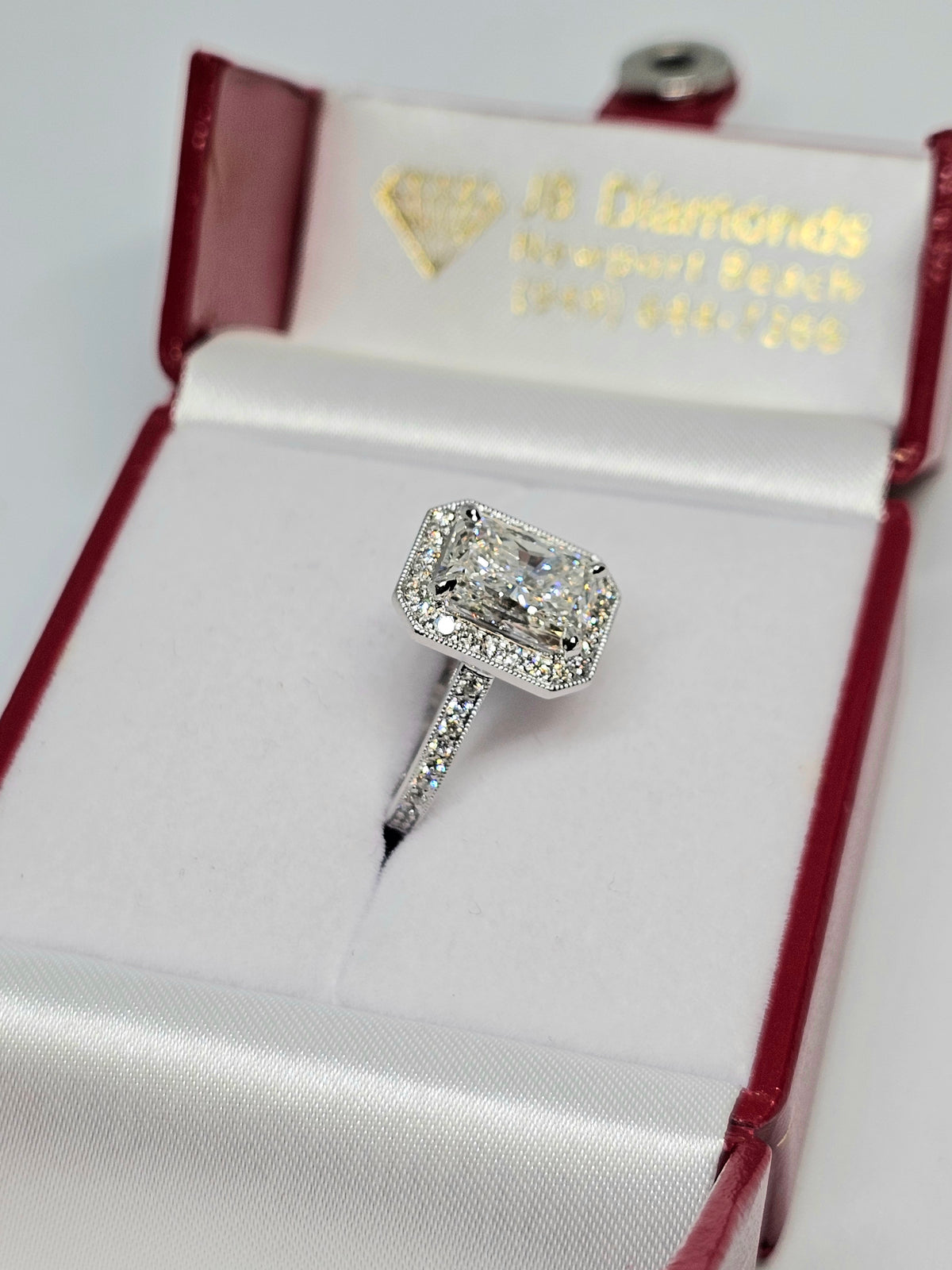 Lab Grown Radiant Cut Diamond in 14Kt White Gold Ring