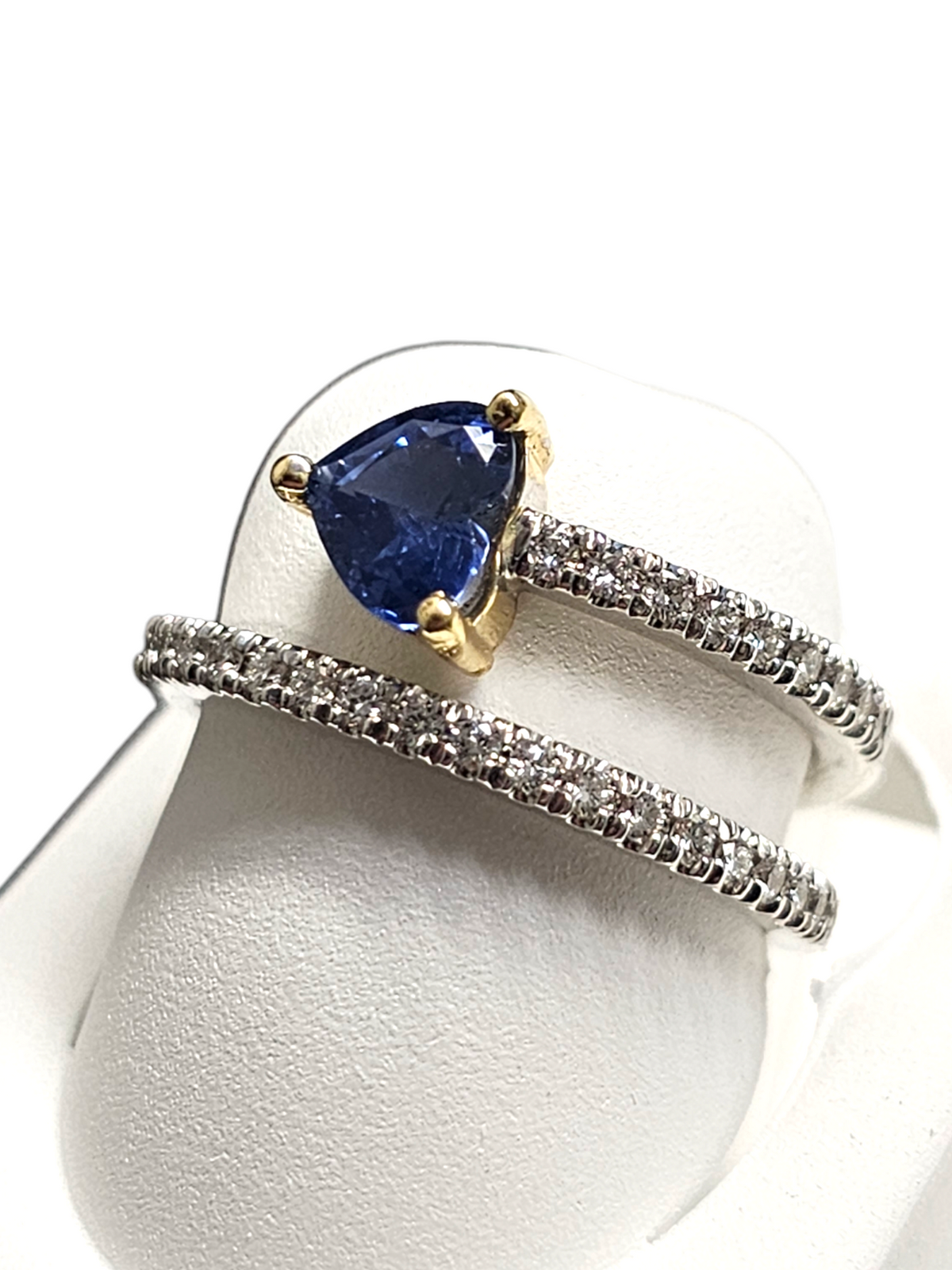 18Kt White Gold Blue Sapphire and Diamond Ladies Ring