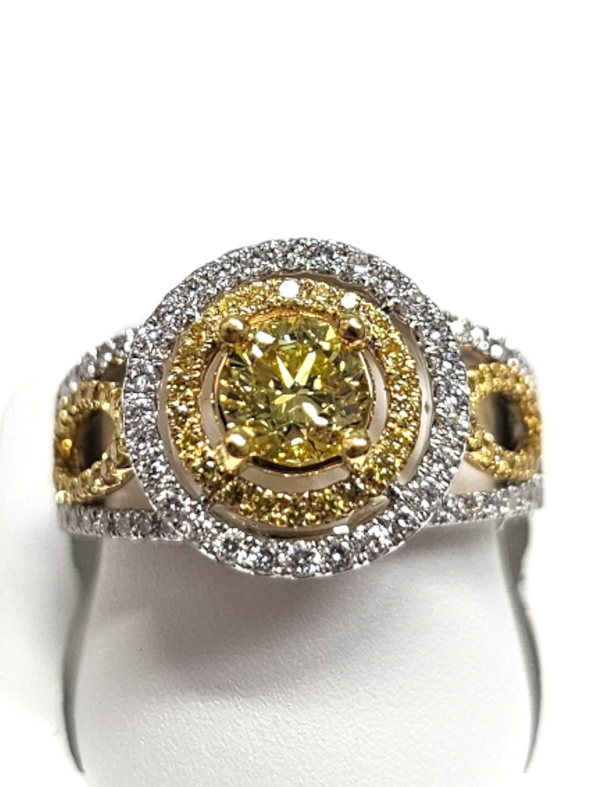 18Kt Yellow Gold Yellow and White Diamond Ring