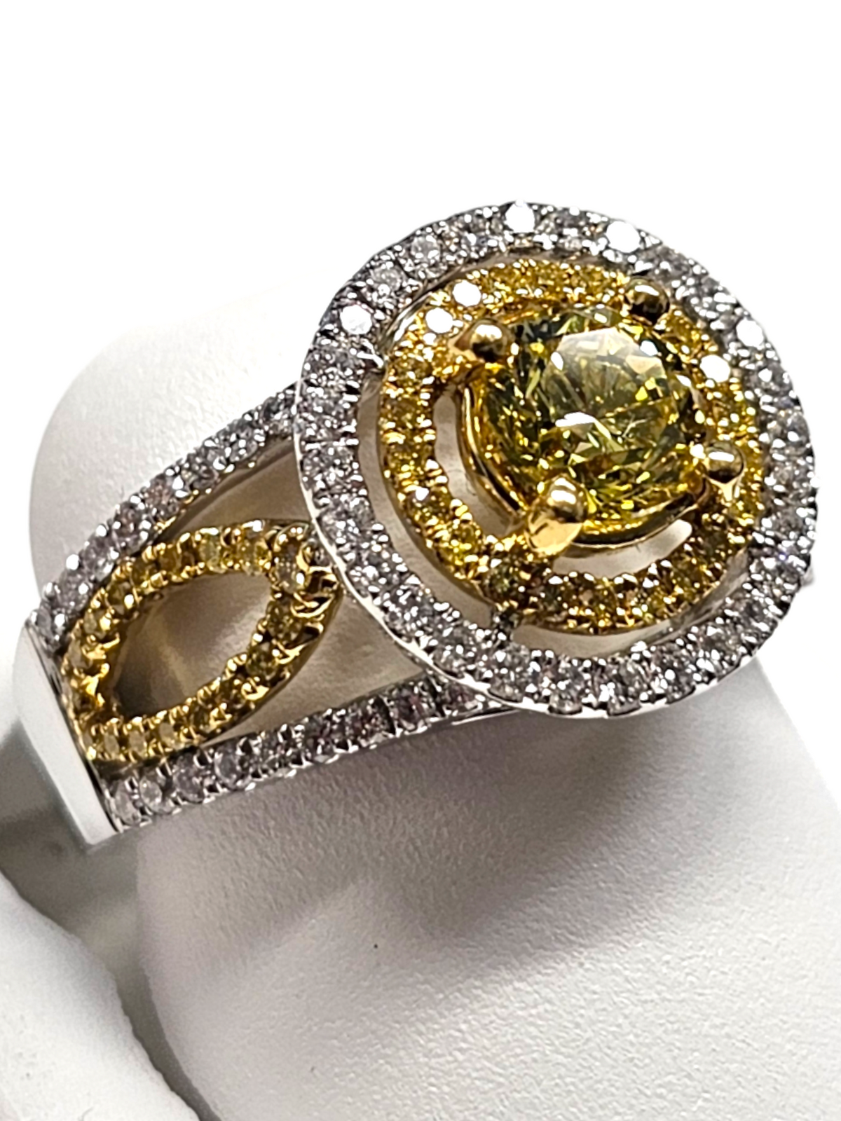 18Kt Yellow Gold Yellow and White Diamond Ring