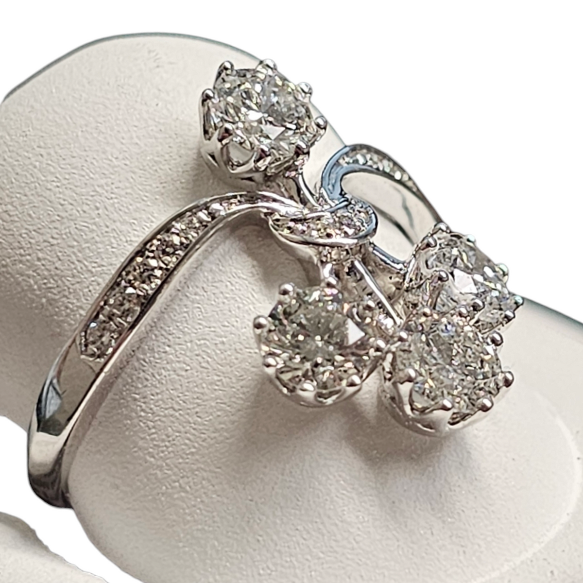 18Kt White Gold Diamond Floral Cluster Ring