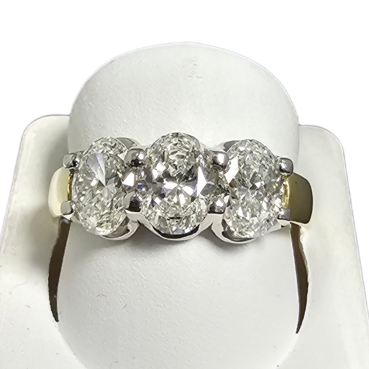 18Kt Two Tone Gold 3 Oval Diamond Band Ring