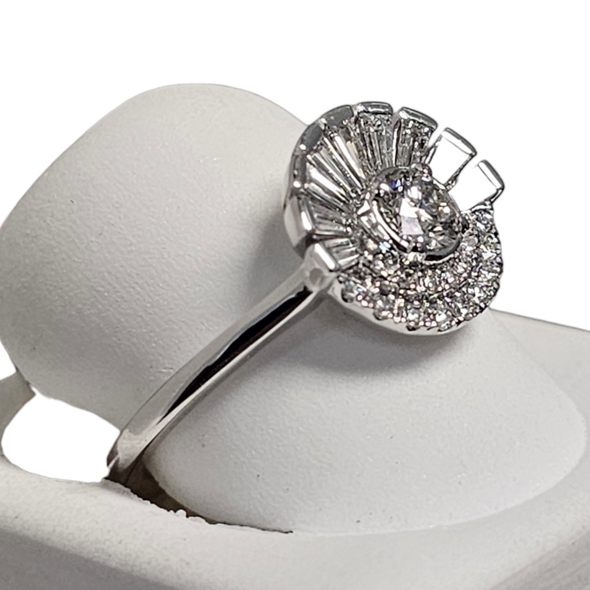 18Kt White Gold Round and Baguette Diamond Ring