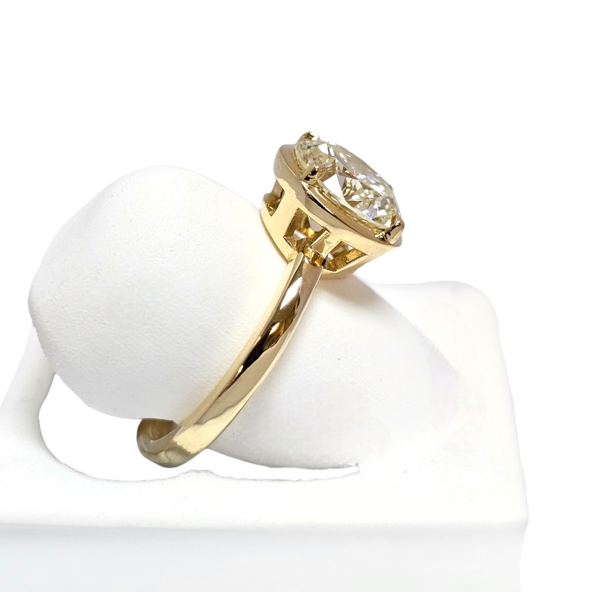18Kt Yellow Gold Round 2.2 Carat Diamond Engagement Ring