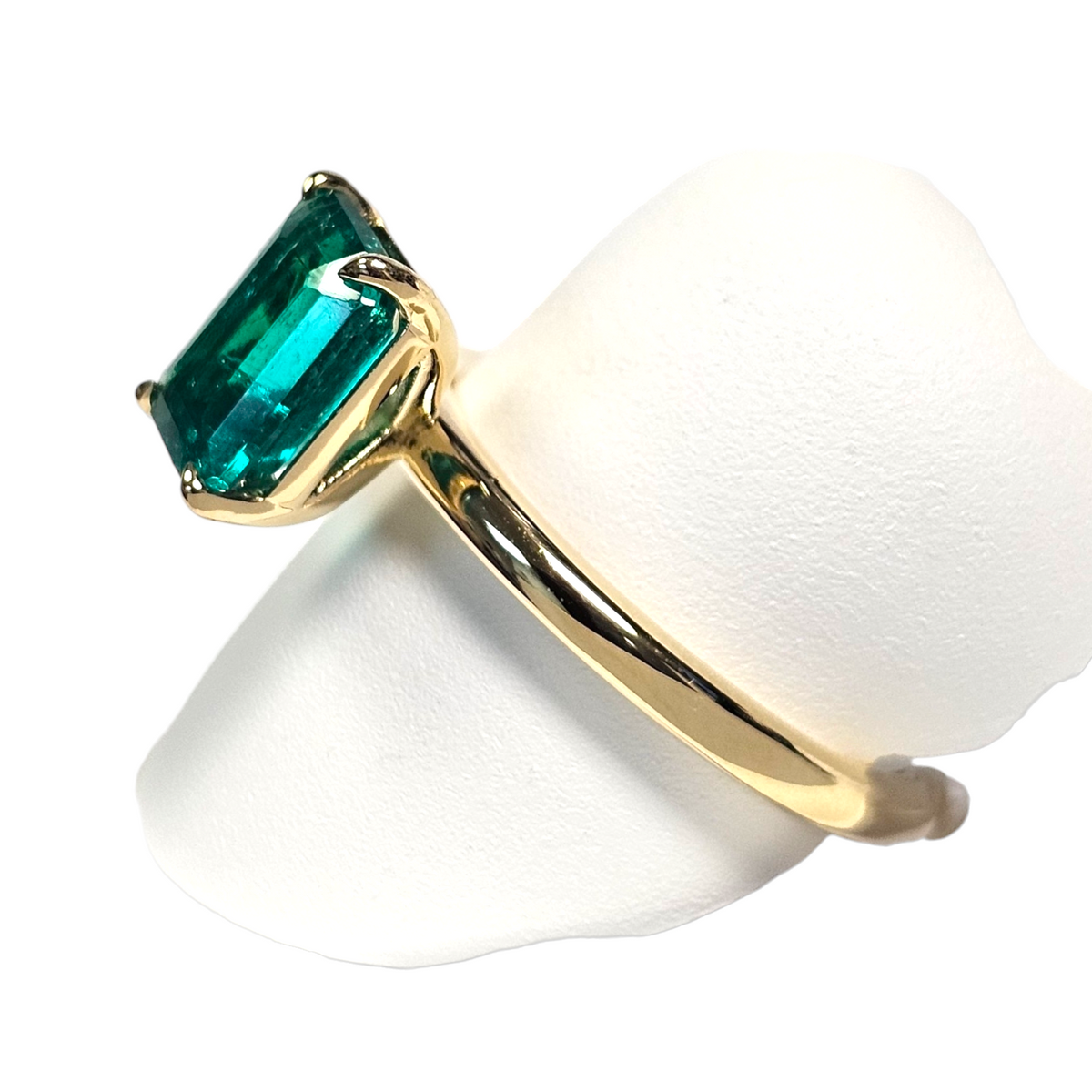18Kt Yellow Gold Solitaire Emerald Cut Columbian Emerald Ring