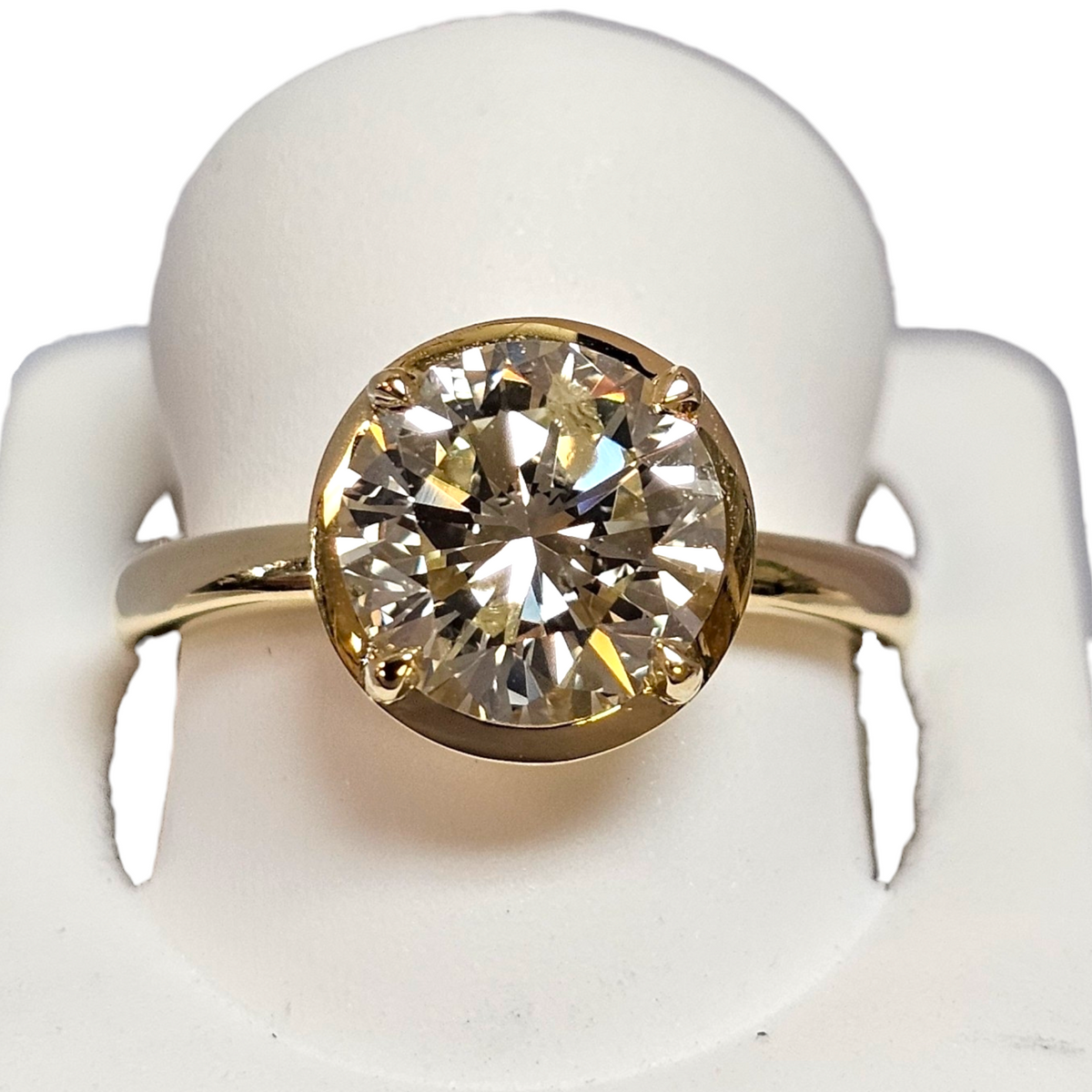 Round 2.2 Carat Diamond Engagement Ring in 18Kt Yellow Gold