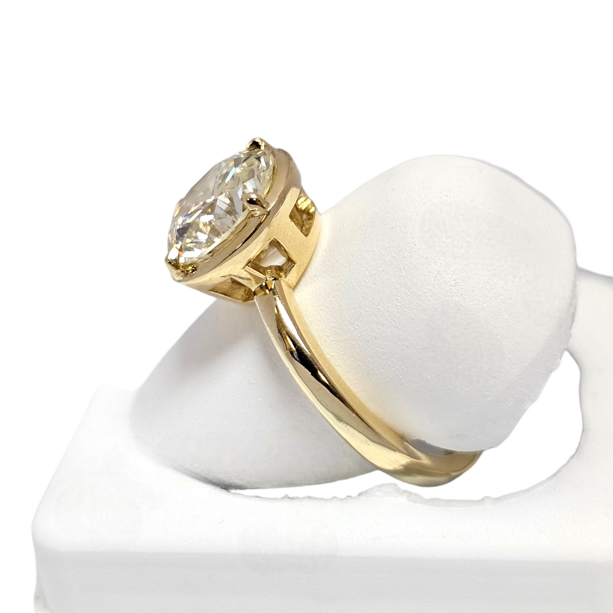 Round 2.2 Carat Diamond Engagement Ring in 18Kt Yellow Gold