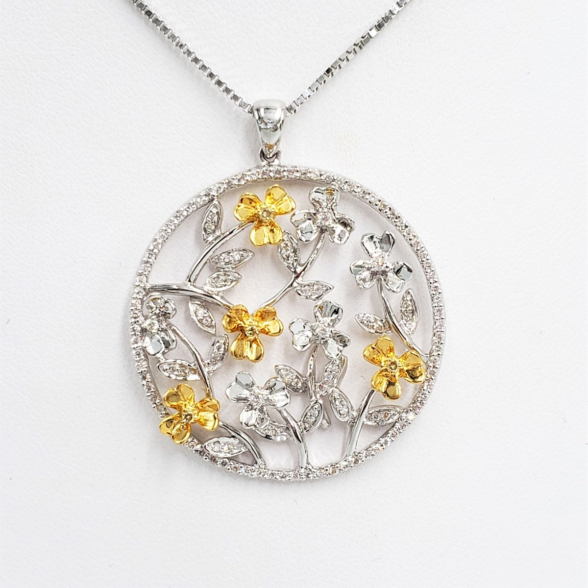 18Kt White Gold Diamond Flower Pendant