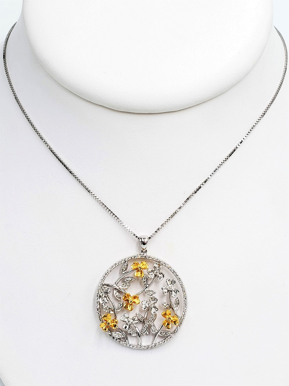 18Kt White Gold Diamond Flower Pendant